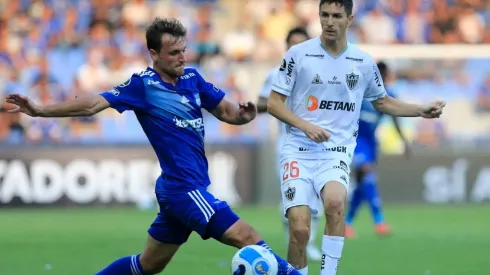 Bruno Pitton of Emelec competes for the ball with Ignacio Fernandez of Atletico Mineiro