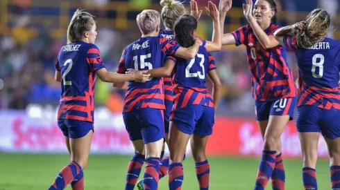 Kristie Mewis of USA celebrates with teammates