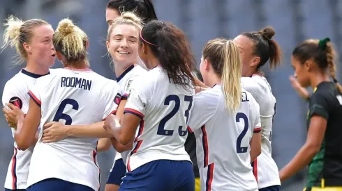 Kristie Mewis of USA celebrates with teammates after scoring
