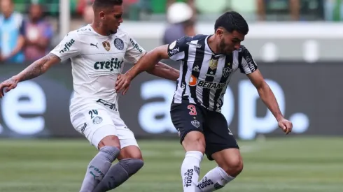 Rafael Navarro of Palmeiras and Junior Alonso of Atletico Mineiro
