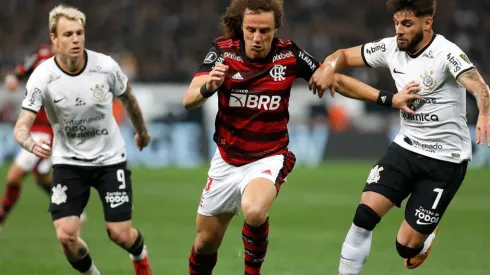 David Luiz of Flamengo competes for the ball with Yuri Alberto (R) of Corinthians
