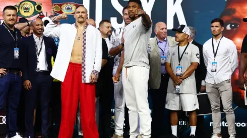 Oleksandr Usyk (L) and Anthony Joshua (R