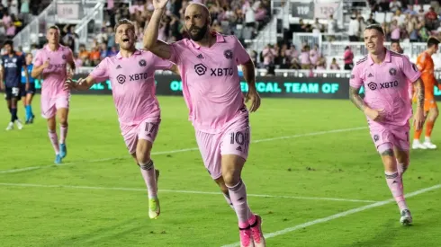 onzalo Higuaín 10, Robert Taylor 16, and Indiana Vassilev of Inter Miami CF
