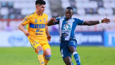 Vladimir Loroña of Tigres fights for the ball with Marino Hinestroza of Pachuca
