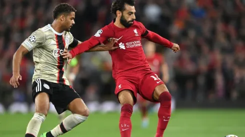 Ajax defender Devyne Rensch (l) challenges Liverpool forward Mohammed Salah
