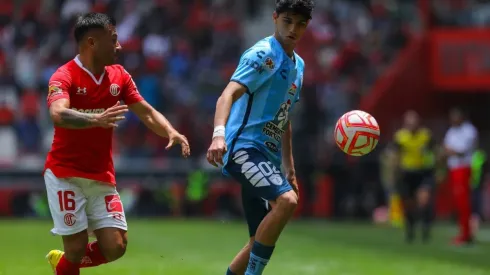 Kevin Alvarez of Pachuca fights for the ball with Jean Meneses of Toluca
