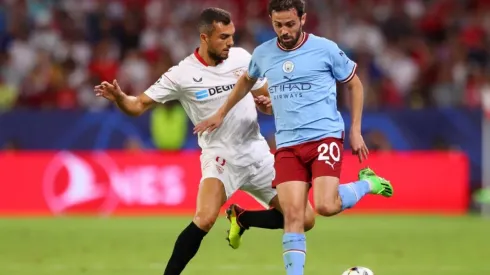 Bernardo Silva of Manchester City is challenged by Joan Jordan of Sevilla FC
