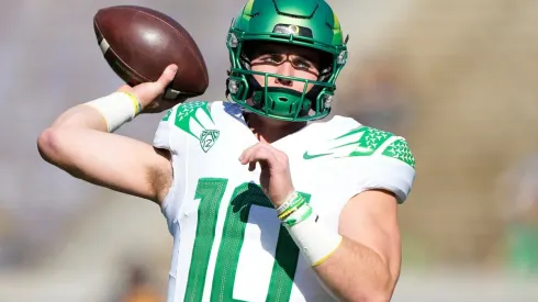 Bo Nix of the Oregon Ducks