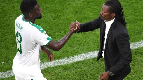 Alfred Ndiaye shakes hands with Aliou Cisse
