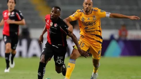 Julian Quiñones of Atlas fights for the ball with Guido Pizarro of Tigres
