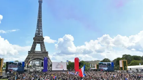 Crowd in front of the Eiffel Tower in Paris during the Olympic Games handover ceremony
