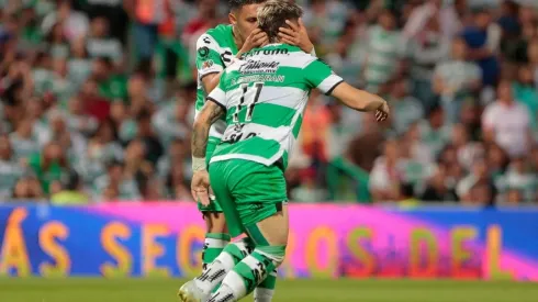 Leonardo Suarez and Fernando Gorriaran of Santos
