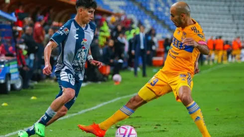 Kevin Alvarez of Pachuca fights for the ball with Guido Pizarro of Tigres
