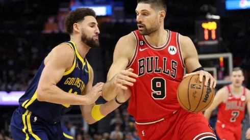 Nikola Vucevic #9 of the Chicago Bulls is guarded by Klay Thompson #11 of the Golden State Warriors
