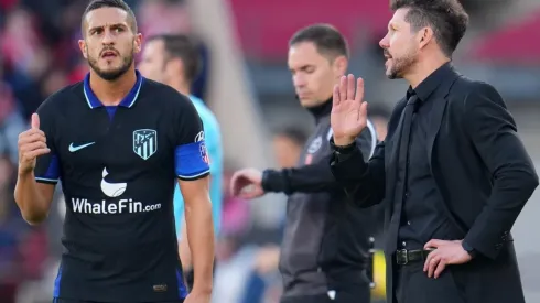 Diego Simeone, Head Coach of Atletico Madrid, gives Koke instructions
