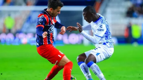 Alan Mozo of Chivas fights for the ball with Marino Hinestroza of Pachuca
