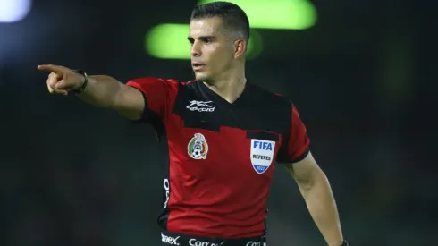 Referee Fernando Hernandez during a game in Liga MX
