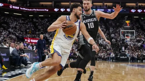 Klay Thompson #11 of the Golden State Warriors drives to the basket as Domantas Sabonis #10 of the Sacramento Kings defends
