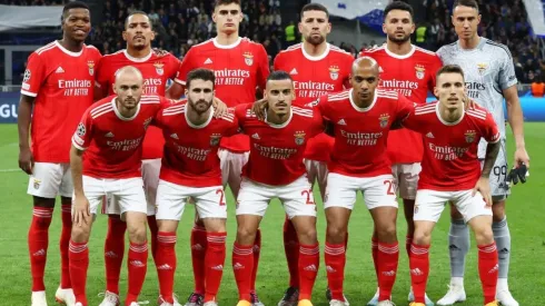 SL Benfica players pose for a photo