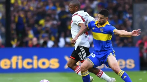 Nicolás De La Cruz of River Plate battles for possession with Alan Varela of Boca Juniors
