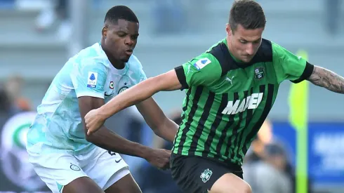 Denzel Dumfries of Inter and Andrea Pinamonti of Sassuolo
