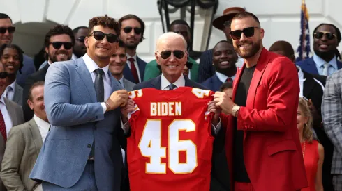 (From left to right) Patrick Mahomes, Joe Biden, Travis Kelce – Kansas City Chiefs – NFL 2023

