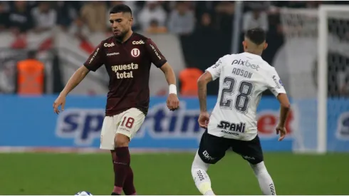 Rodrigo Ureña (L) of Universitario fights for the ball against Adson of Corinthians

