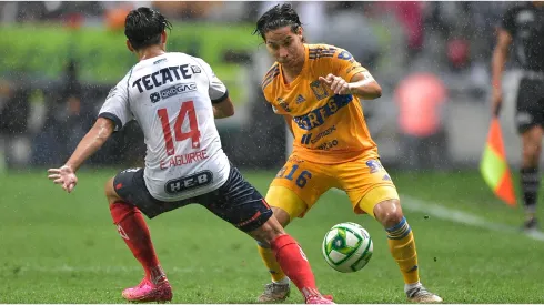 Erick Aguirre of Monterrey fights for the ball with Diego Láinez of Tigres
