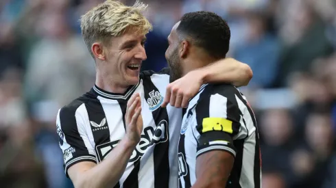 Anthony Gordon of Newcastle United congratulates Calum Wilson after he scores
