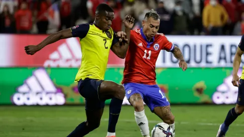 Félix Torres Caicedo de Ecuador y Eduardo Vargas de Chile pelean por el balón.