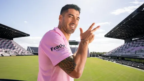 Luis Suarez doing his signature goal celebration in his Inter Miami announcement
