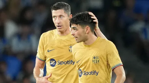 Robert Lewandowski talking with Pedri during an FC Barcelona match
