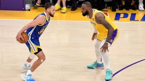 Stephen Curry #30 of the Golden State Warriors dribbles the ball against LeBron James #6 of the Los Angeles Lakers
