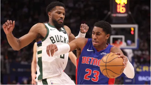 Jaden Ivey #23 of the Detroit Pistons drives around Malik Beasley #5 of the Milwaukee Bucks
