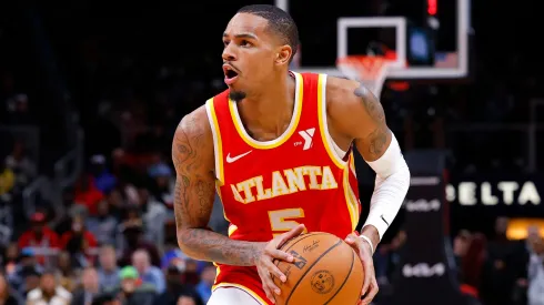 Dejounte Murray gets ready to shoot.