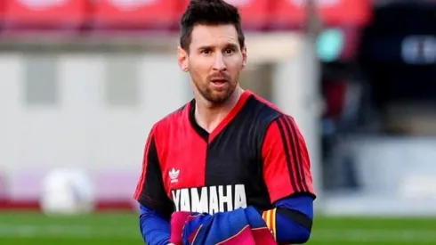 Lionel Messi with Newell's kit
