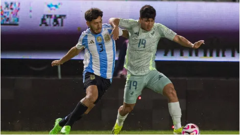 Roman Vega (L) of Argentina dights for the ball with Diego Medina (R) of Mexico
