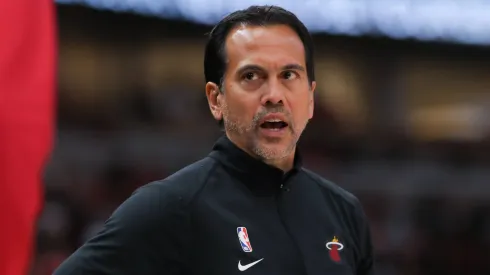 Miami Heat head coach Erik Spoelstra looks on during a NBA, Basketball Herren, USA game between the Miami Heat and the Chicago Bulls on March 18, 2023 at the United Center in Chicago, IL.
