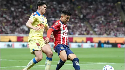 Israel Reyes (L) of America fights for the ball with Fernando Beltran (R) of Guadalajara
