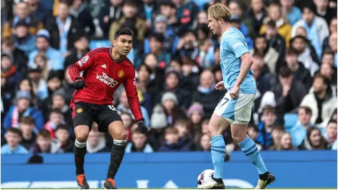 Kevin De Bruyne of Manchester City holds the ball<br />
as Casemiro of Manchester United
