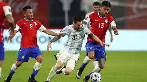 Lionel Messi vies for the ball with Erick Pulgar during a match between Argentina and Chile
