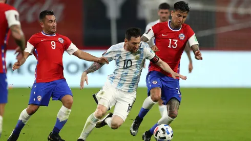 Lionel Messi compite por el balón con Eric Bulger durante el partido entre Argentina y Chile.