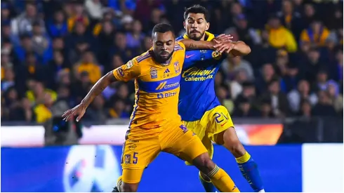 Rafael Carioca (L) of Tigres fights for the ball with<br />
Henry Martin (R) of America
