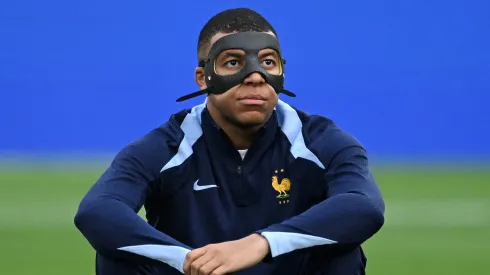 Kylian Mbappe wearing mask
