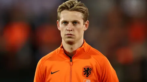 Frenkie de Jong uit Nederland staat voor het volkslied voorafgaand aan de FIFA Wereldbekerkwalificatiewedstrijden van 2022.