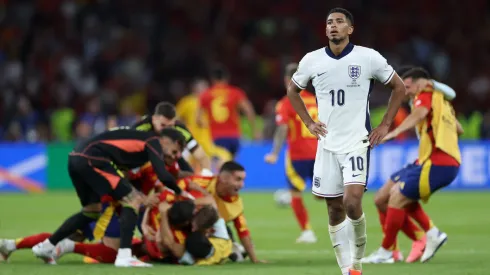 Jude Bellingham of England looks dejected as players of Spain celebrates after the UEFA EURO 2024 final match between Spain and England at Olympiastadion on July 14, 2024 in Berlin, Germany.
