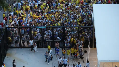 Chaos in 2024 Copa America final as Argentina and Colombia fans try to enter stadium any way they can