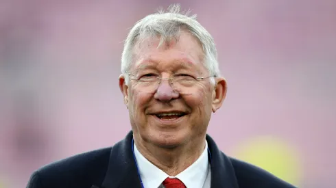 Sir Alex Ferguson observa antes del partido de vuelta de los cuartos de final de la UEFA Champions League entre el FC Barcelona y el Manchester United