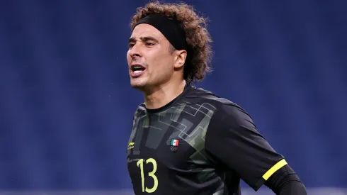 Guillermo Ochoa #13 del equipo de México reacciona durante el partido por la medalla de bronce masculina entre México y Japón el día catorce de los Juegos Olímpicos de Tokio 2020 en el estadio de Saitama el 6 de agosto de 2021 en Saitama, Tokio, Japón.