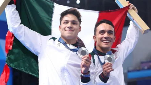 Los medallistas de plata Juan Manuel Celaya Hernández y Osmar Olvera Ibarra del equipo de México posan para fotos después de la ceremonia de entrega de medallas de clavados después de la final masculina de salto sincronizado de 3 metros el séptimo día de los Juegos Olímpicos de París 2024 en el Centro Acuático el 2 de agosto de 2024 en París. . , Francia.